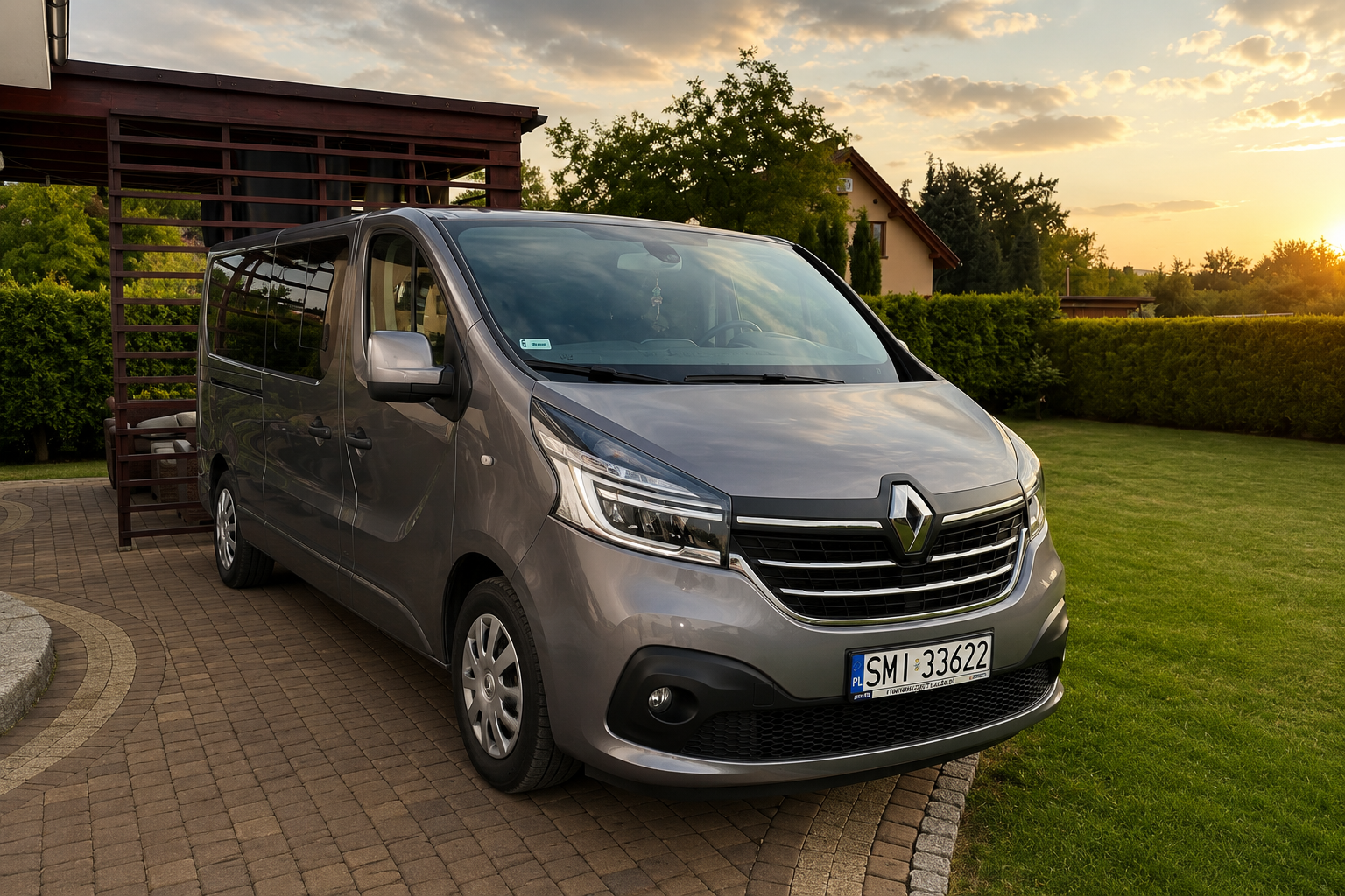 Renault Traffic bus 9-osobowy wynajem z kierowcą Śląsk